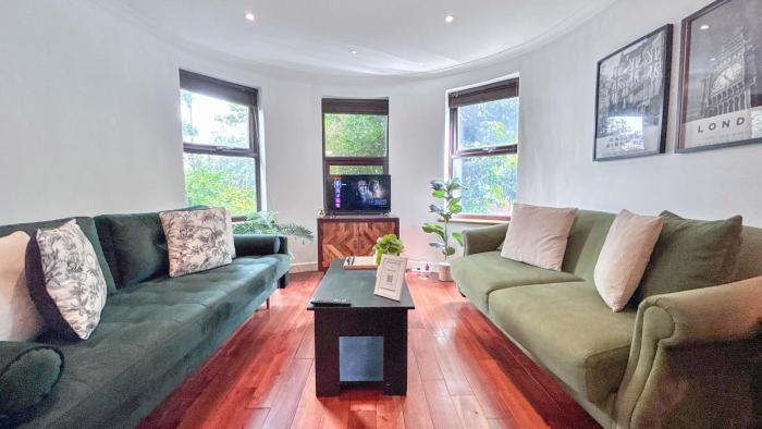 Promo Rate - Crouch End 4-Bedroom Home with Balcony & Parking near Alexandra Palace by NourNest Apartments