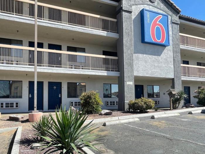 Motel 6 Barstow, CA - Lenwood Road