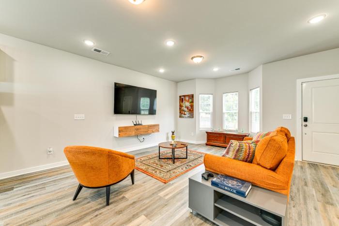 Modern Townhome with Yard 5 Mi to Dtwn Charlotte