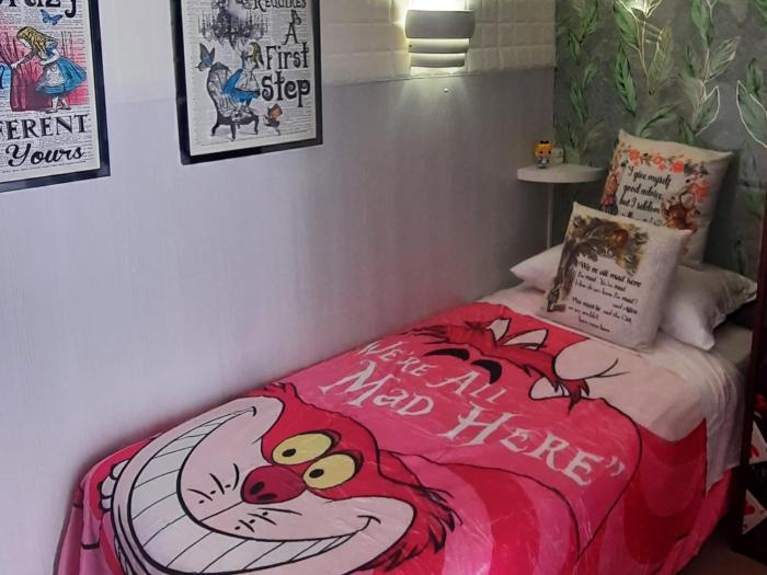 Rabbit Hole Bianconiglio