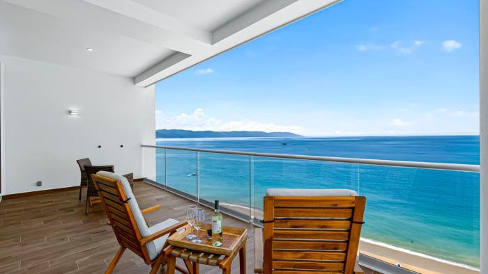 Beachfront 2BR Condo - Resort Pools & Scenic Balcony Views