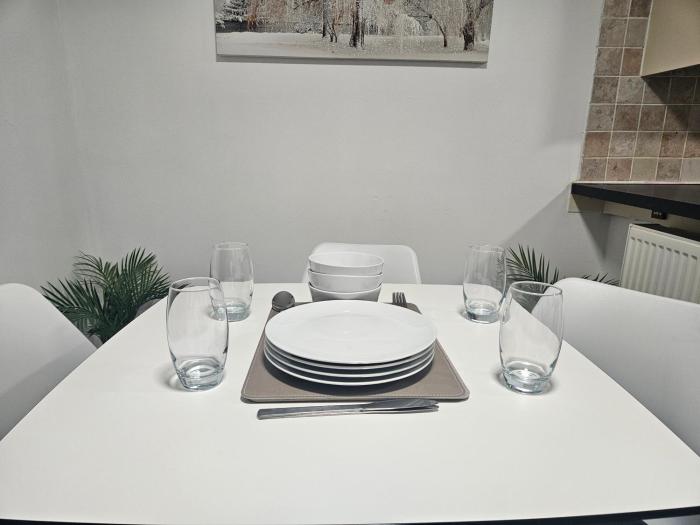 Cosy 3 Bedroom Bungalow with Private Parking and Rear Garden