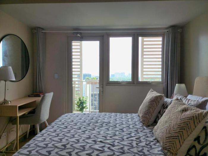 Your Stylish City Escape in Park Mckinley West with Breathtaking Views