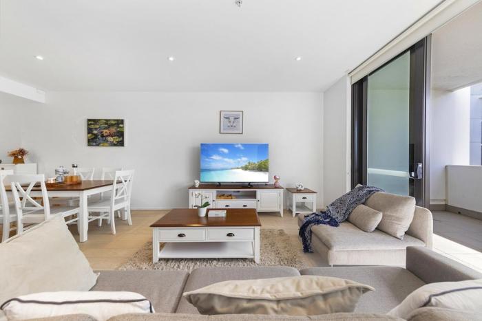 Spacious Condo in Mascot-- Doorsteps to Station