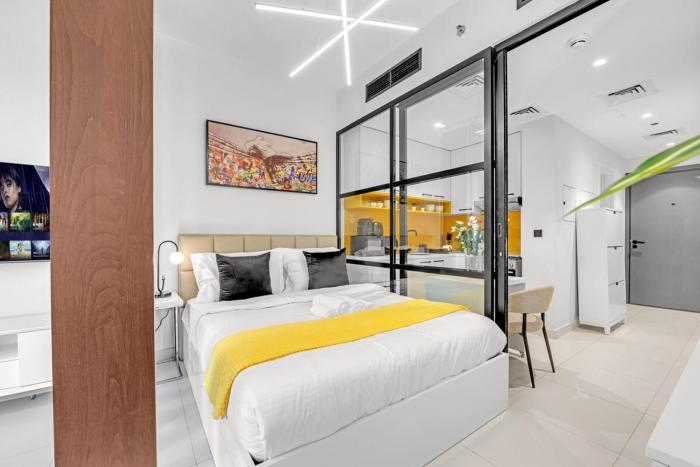 Waves - Cozy & Modern JVC Escape With Pool & Gym Access