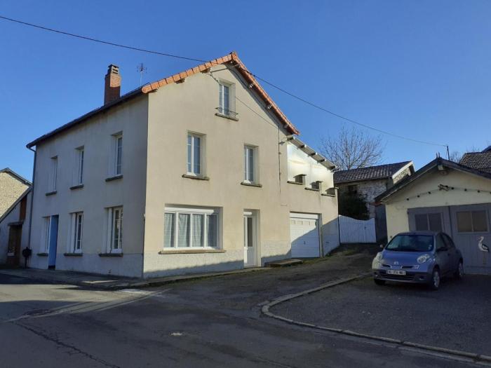 Gîte confortable avec terrasse dans la Montagne bourbonnaise, animaux acceptés - FR-1-489-497