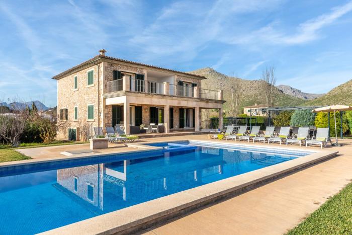 Spacious villa for 10 with private pool