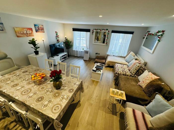 Lovely Quiet Spacious Apartment by Hyde Park