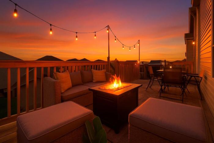 Chic 6BDRM Getaway - KingBed - Patio - BBQ - Garage - Wifi