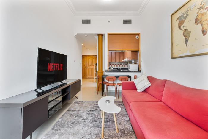 Retro 1BR APT in Marina Near JBR Beach & Mall