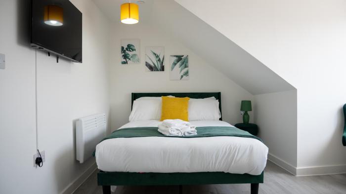 Prestige Stays Cardiff Spacious 3-Bedroom 2-Bathroom Apartment on City Road CF24 Wi-Fi & Lockbox Check-In