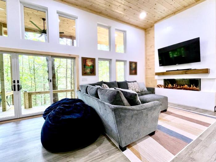 Modern Gem wSpacious Deck, Swinging bed, Hot Tub