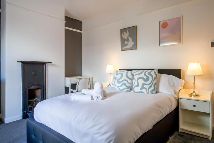 Immaculate 4-bed Home in Northampton by Renzo, Perfect for Contractors, Sleeps 7!