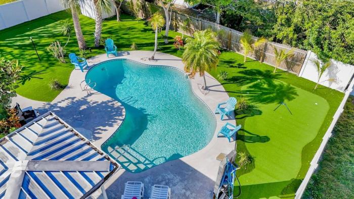 Relaxing home Mini-Golf-heated pool