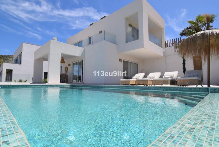 Villa Infinity with sensational view and extreme privacy