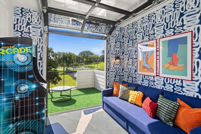 POP Art Retreat on Legendary 8th - Walk Everywhere