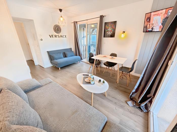 Avec 2 Balcons Vue sur la Piscine et Parking Gratuit privé