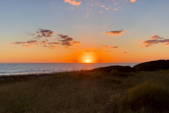 Laguna Beach Bungalow sleeps 4 large patio just steps to the sand