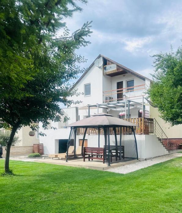 Dom pod mirabelkou - Mirabell ház