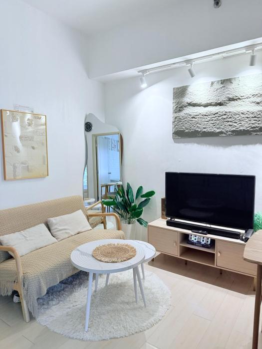 42nd Floor 2BR with Stunning Views & 7 Pools