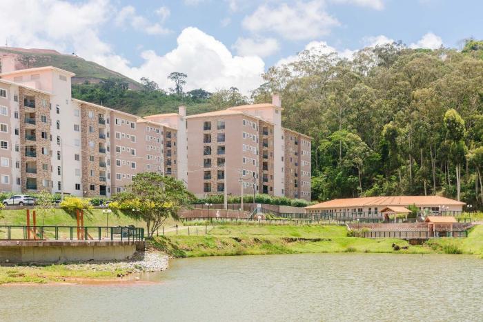 Apto. moderno em condomínio com piscina CME0107