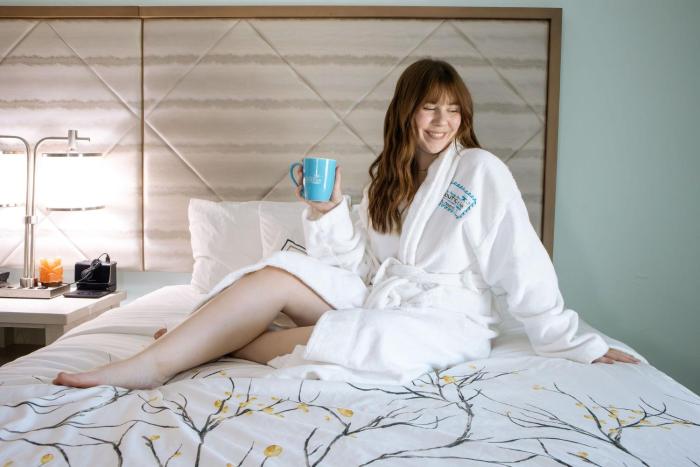 New 2025-Ocean Sands Beach Boutique Inn-Sauna and Salt-Mineral Pool -Free Beach Bikes and Famous Beach-Nightly Popcorn-Bathrobes and Sunscreen inrooms-Ultra Sparkling-Free Laundry-4 Grand Presidential Black Beds inrooms-Savings#252-242-SAND