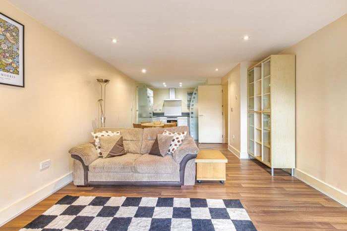 Bright 1-Bedroom Apartment in E14