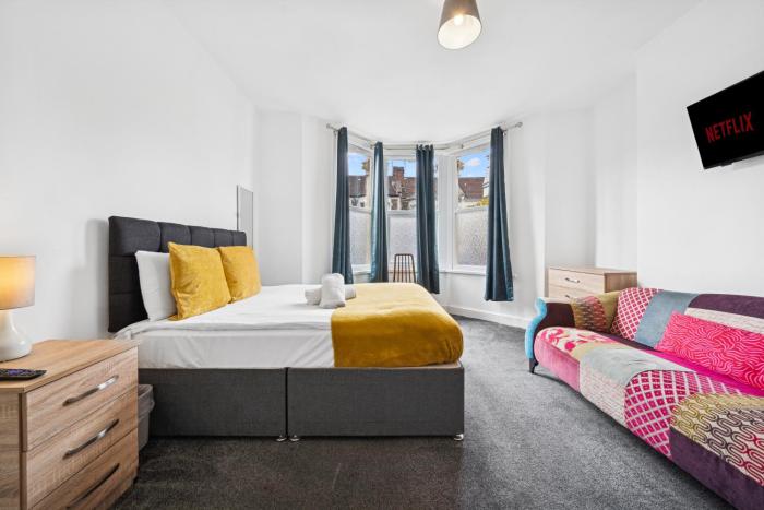 The Belle Spacious 6 Bedroom By AltoLuxo Short Lets & Serviced Accommodation With Free WiFi & Parking