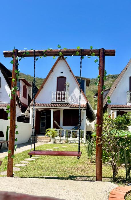 Casa estilo chale dúplex 3 quartos a apenas 1 quadra da praia