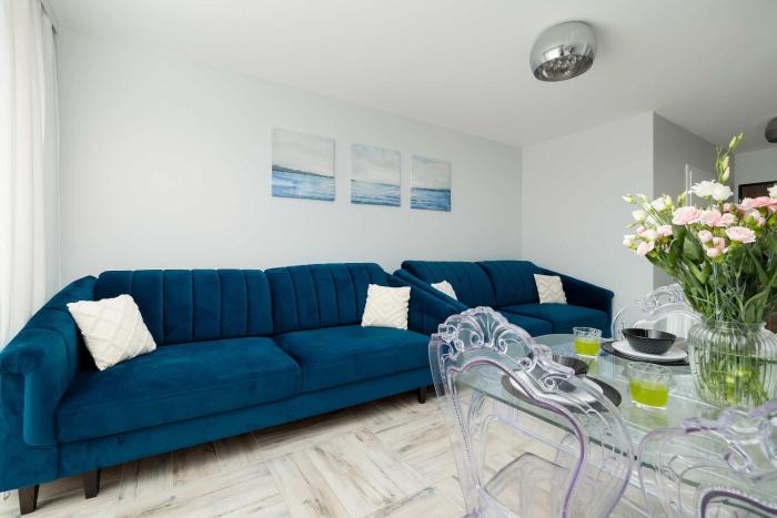 Granatowe Studio Blisko Morza w Międzywodziu z Umeblowanym Balkonem by Noclegi Renters