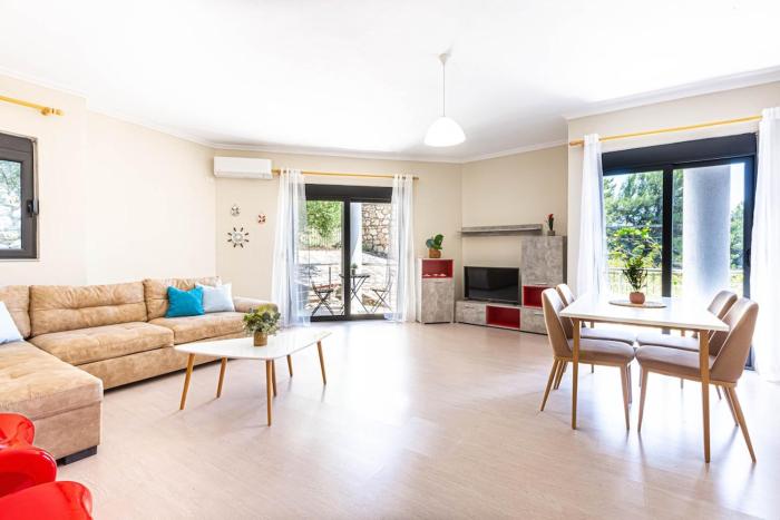 Saranda Charm 1, 1BR w Kitchen, Parking & Patio