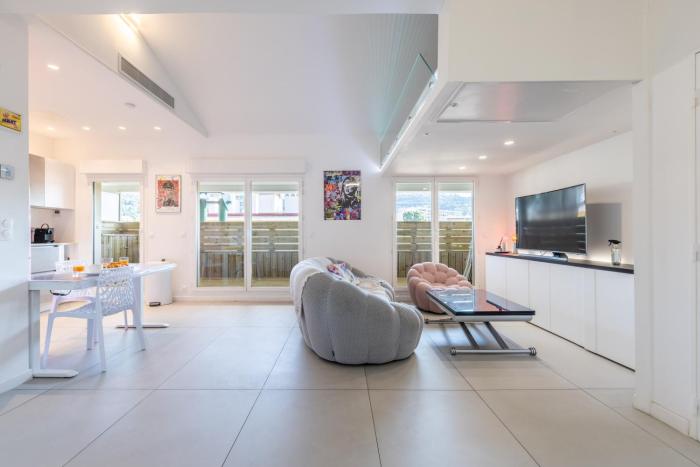 LB Vacation Rentals I Elegant Apartment with Terrace & Mezzanine in the heart of Cannes