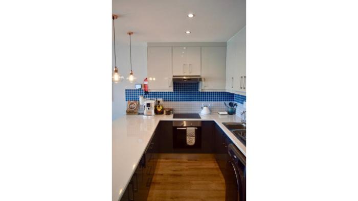 1Bedroom With TableMountain View