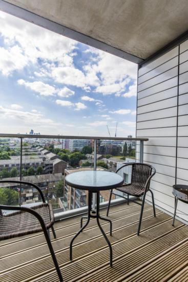 Modern 1 Bedroom Apartment Near Canary Wharf with Balcony