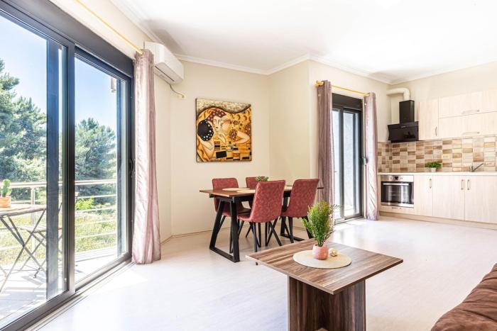 Saranda Charm 3, 1BR Ap, Kitchen, Parking & Patio