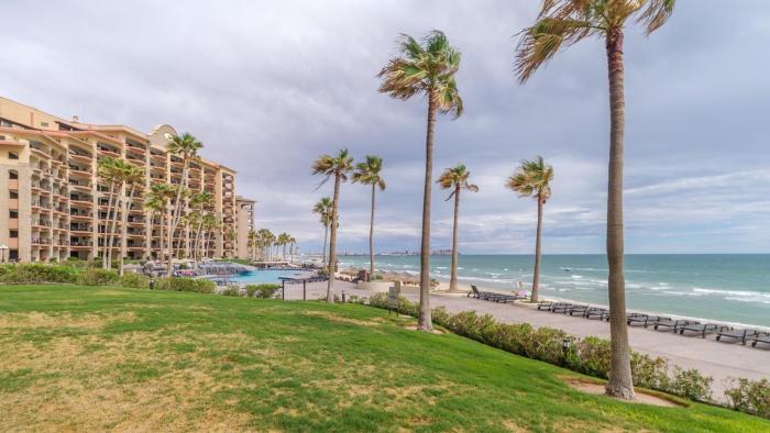 Seas-The-Day Spacious Oceanfront Condo