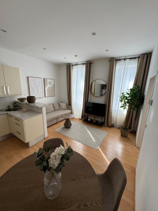 Next to Schönbrunn I 10 min to U4 I Free WiFi