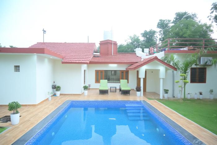 Aravali Farm Gurgaon, 3 Bedroom Villa with Lawn Barbeque Grill and Pool