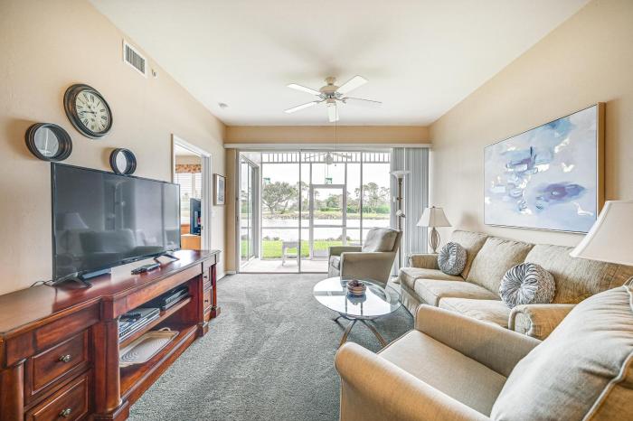 Naples Condo with Pond Views and Patio - Near Golf!