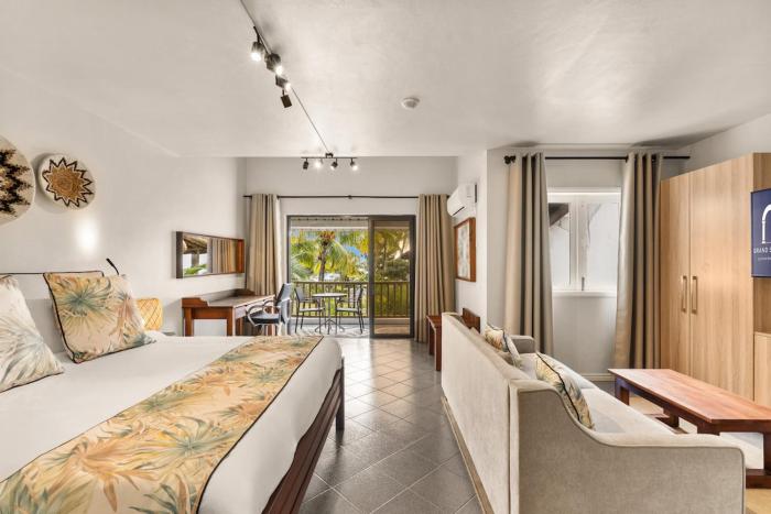 Grand Sahāna 17 - 1BR Beachfront Apartment with Balcony - Work from Paradise - Digital Nomad