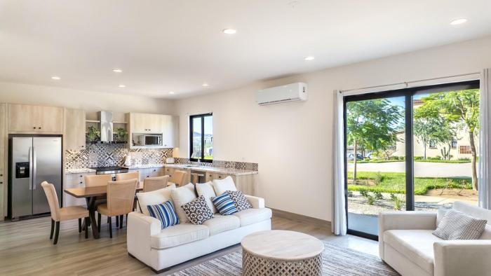 Stunning 2BR Condo - 5 Min to Beach