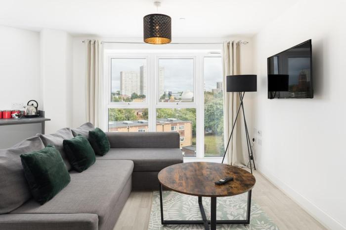 Top Floor 2-Bedroom Central Apartment with Secure Parking New Build