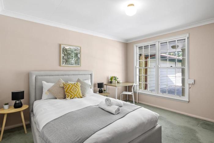 Affordable No-Frills Queen Room in Pymble - Shared Bathroom