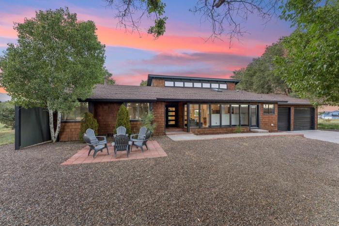 Rare Modern Family Getaway ~ 3 Acres & Game Room