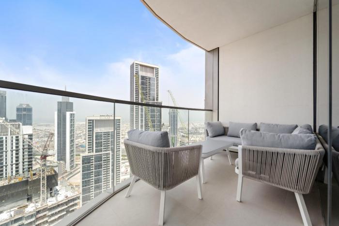 VayK - Stunning 2BR Apt with 2 Balconies in Downtown