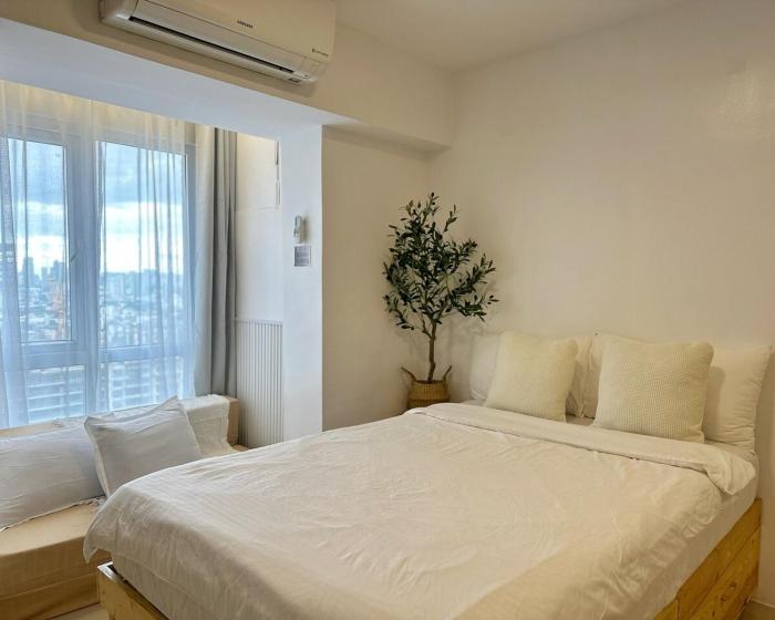 Studio in QC Wifi with Free Pool & Gym Access MRT Accessible