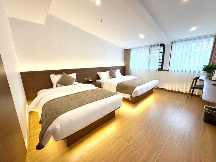 Fenghuang Luming B&B