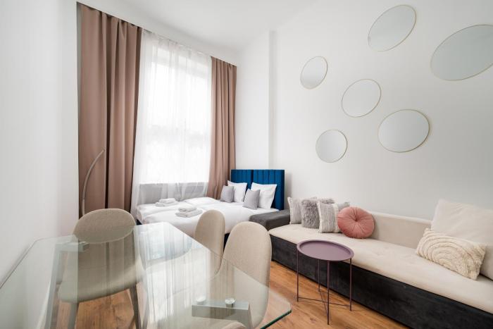 Żelazna Downtown Apartment by BookingHost