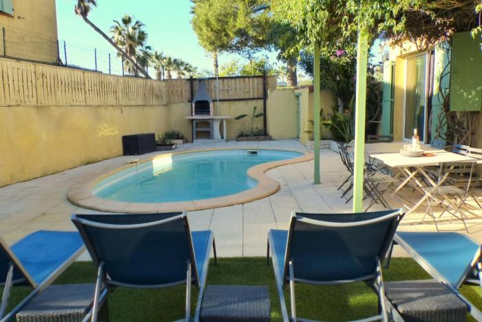 Haven of peace with pool facing the sea