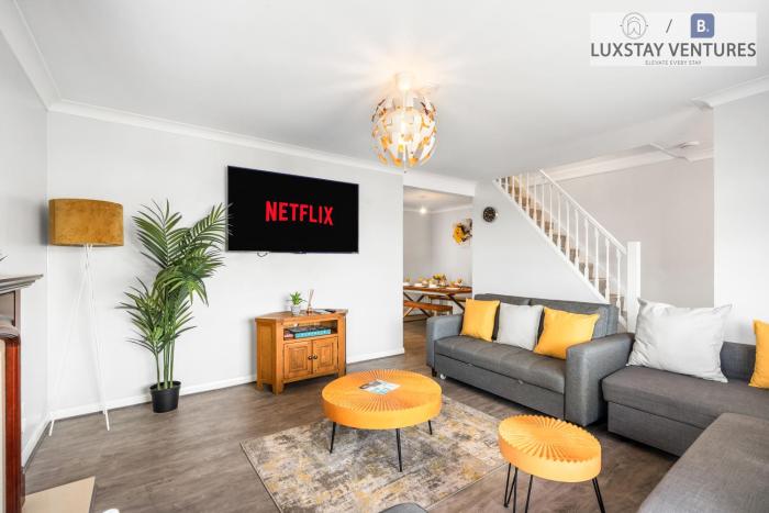 Spacious 3 Bedroom Brighton Home - South Downs - Stunning Sea Views - Garden - Pool Table - FREE Parking